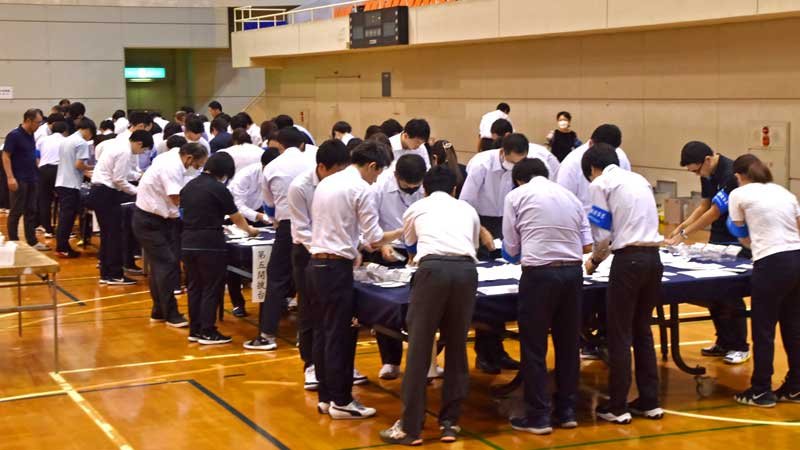富津市長選の開票作業を行う職員ら＝２９日午後９時２５分ごろ、同市総合社会体育館