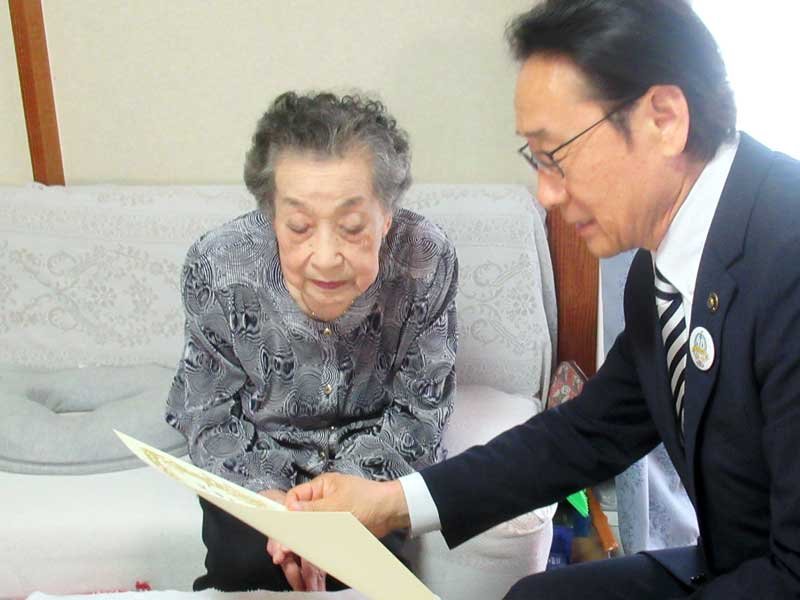 １００歳宅で市長お祝い　市川　敬老の日「元気でいて」