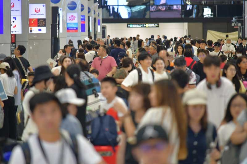 国際線出発ロビーが混み合う成田空港（記事と写真は直接関係ありません）