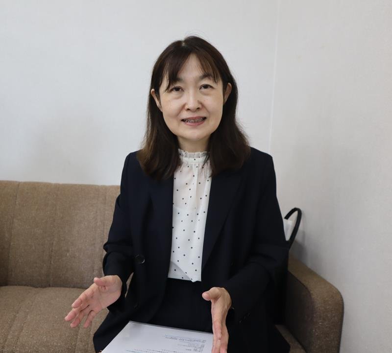 取材に応じる千葉市手をつなぐ育成会の成田会長＝千葉市稲毛区
