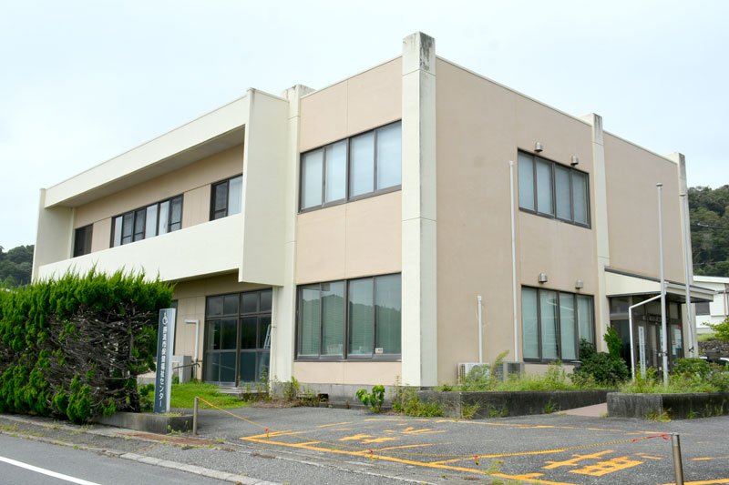 老朽化で解体する方針が固まった保健福祉センター＝勝浦市