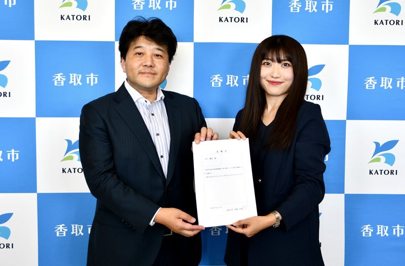伊藤市長（左）から委嘱を受けた石井さん＝香取市役所