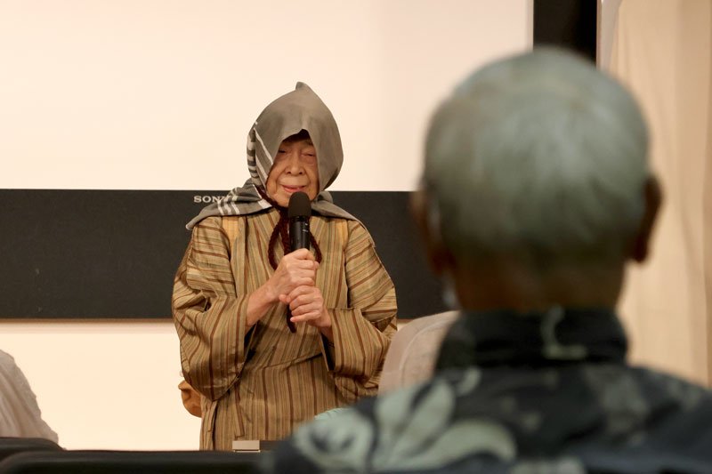 手作りの防災頭巾を被って自身の戦争体験を伝える大野さん＝８月８日、千葉市中央区の千葉県庁