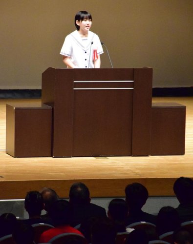 多くの来場者の前で主張を展開する生徒＝長生村文化会館
