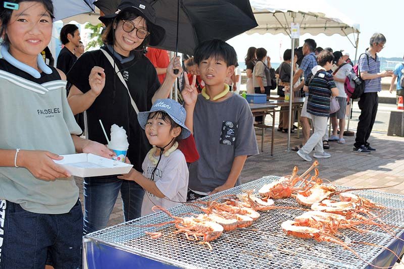 購入した伊勢エビでバーベキューを楽しむ来場者＝８日、御宿町