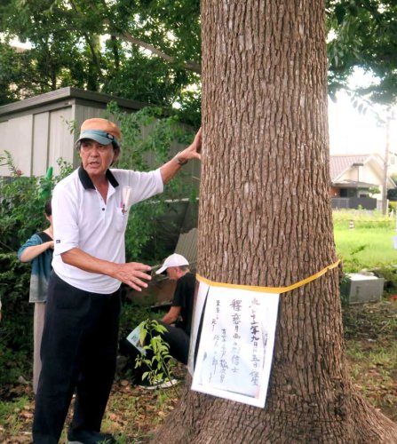 検見川事件の虐殺現場付近で事件を説明する島袋さん＝５日、千葉市花見川区