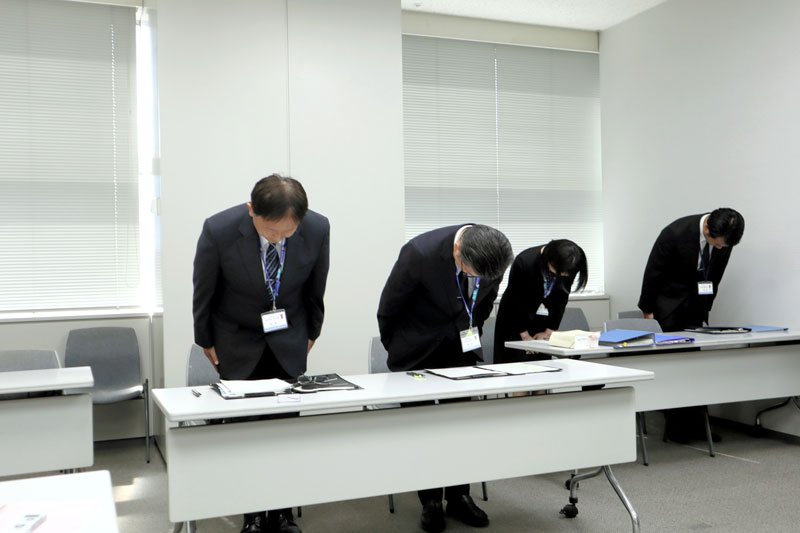 記者会見で謝罪する県教委の担当者ら＝１０日、千葉県庁