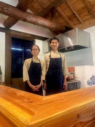 カウンターに立つ横山代表（右）