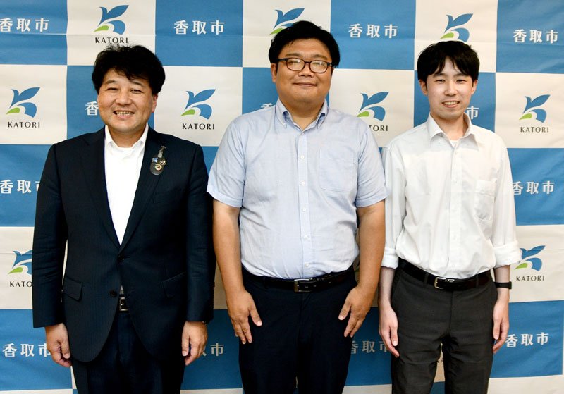 伊藤市長（左）から委嘱を受けた田畑さん（中央）と大熊さん＝香取市役所