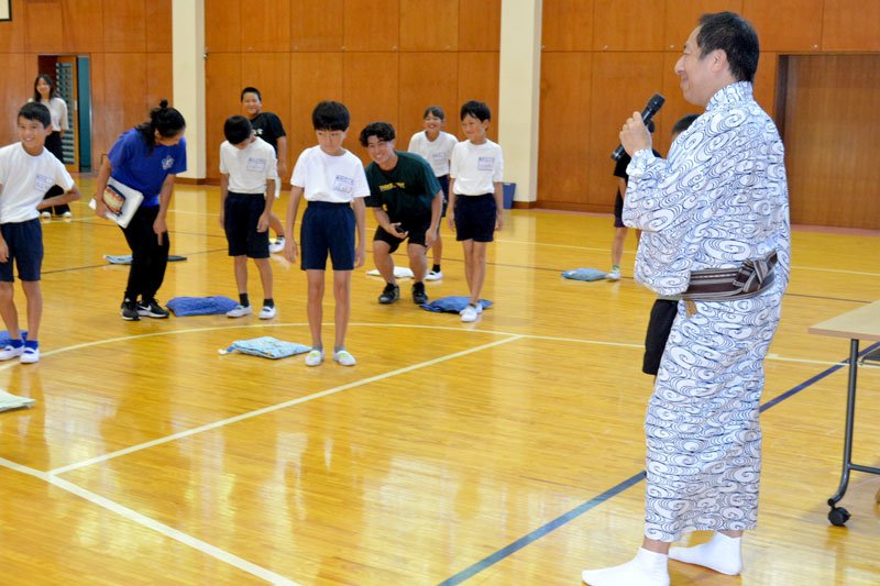 歌舞伎の表現方法を指導する市川門之助さん（右）＝勝浦市