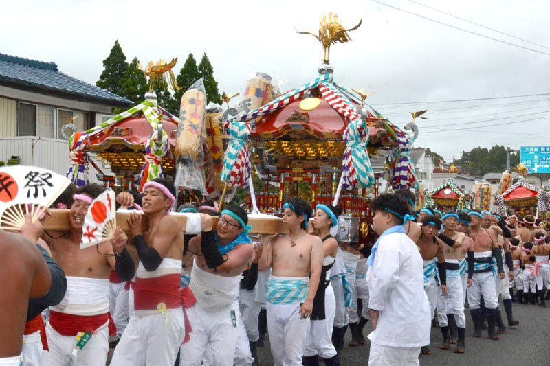 大原地区の３基と一緒に渡御する山田神社のみこし（中央）＝２２日、いすみ市