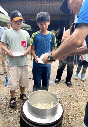 家族連れ多古米収穫　野外炊飯、新米も味わう