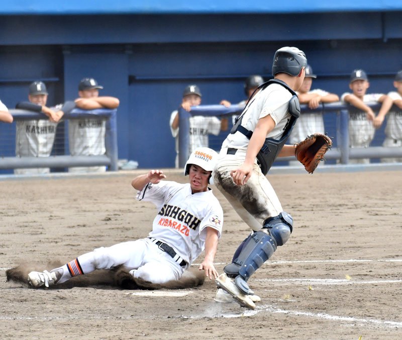 木更津総合－市柏　５回裏木更津総合１死一、二塁、本島の適時打で生還する二走小林。捕手本山＝県総合ＳＣ