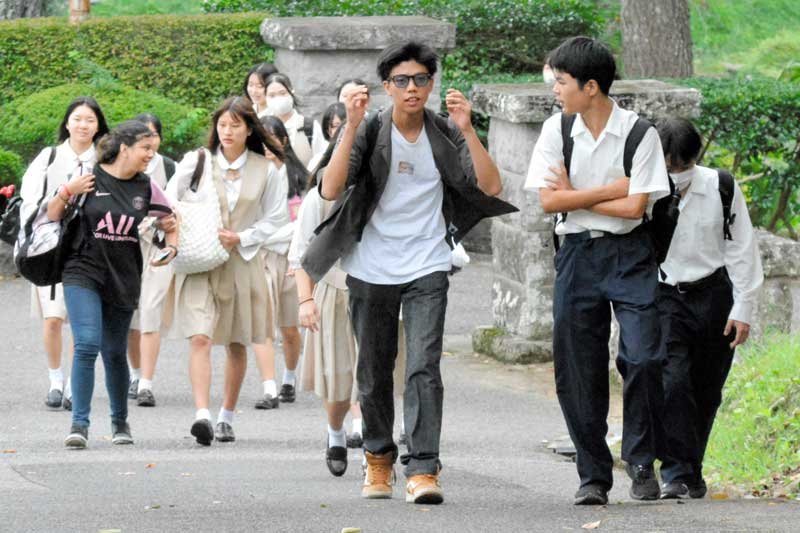 私服や制服で登校する生徒たち＝２５日、大多喜町