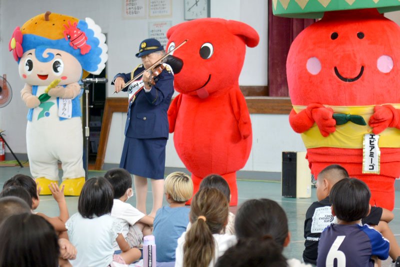 御宿小学校でバイオリンの演奏を披露した黒沼さん＝御宿町