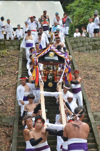 威勢良く、みこし渡御　岩和田は５年ぶり　御宿２地区の伝統秋祭り