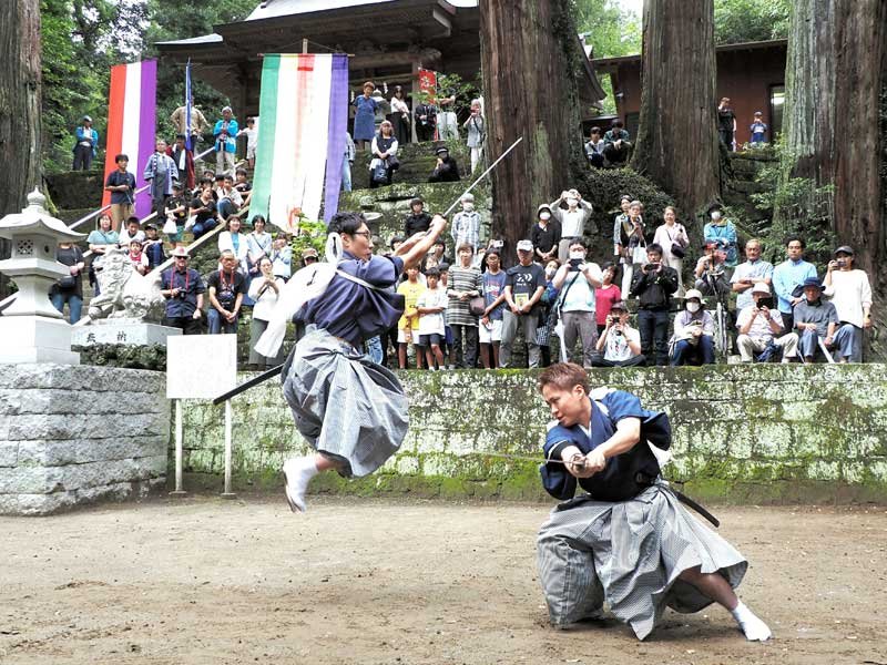 	三島神社例大祭で県指定無形民俗文化財「三島の棒術」が奉納された。真剣などを手に気合鋭く披露された技の数々に、見物客から大きな拍手が湧いた＝２９日、君津市