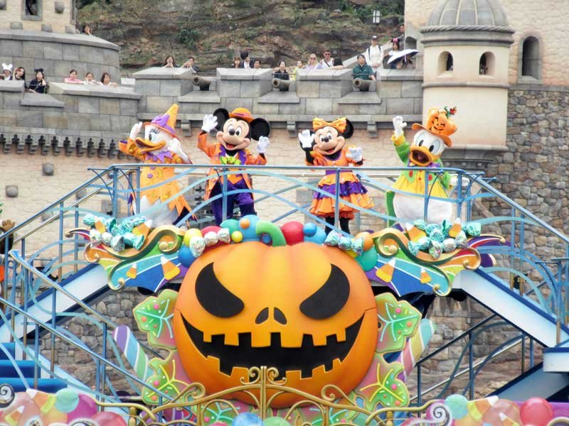 船上でポーズを取るミッキーマウスら＝３０日、東京ディズニーシー