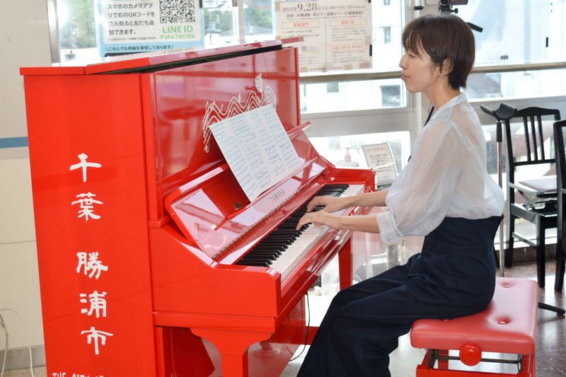 ソロ部門一般の部で優勝した梅津さん＝２８日、ＪＲ勝浦駅