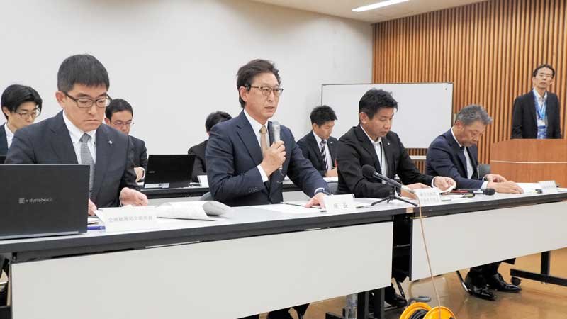 検討会議終了後、取りまとめた報告書について説明する藤井座長ら（左から２人目）ら＝２１日、君津市