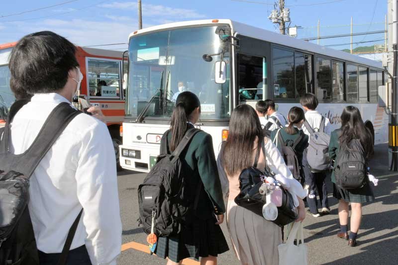 大多喜高生、週明けも代行バス通学　「原因解決し、早く復旧して」　いすみ鉄道脱線　社長、バスに乗り込み直接謝罪