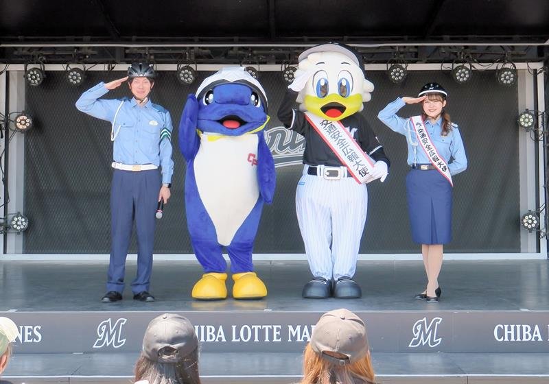 ５月に千葉県警が実施した啓発キャンペーンでは、警察官やキャラクターがヘルメットを実際に着用して努力義務化をアピ－ルした