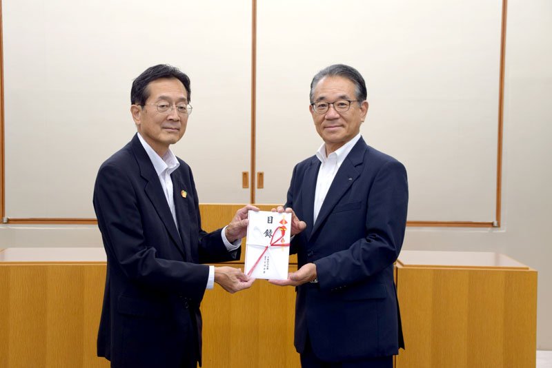 内田常務理事（左）に目録を渡す宮沢理事長＝千葉市中央区
