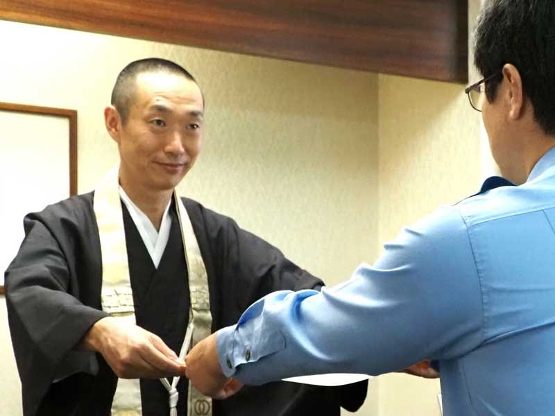 捜索活動に協力し人命救助に貢献したとして、感謝状を受け取る守住職（左）＝君津市