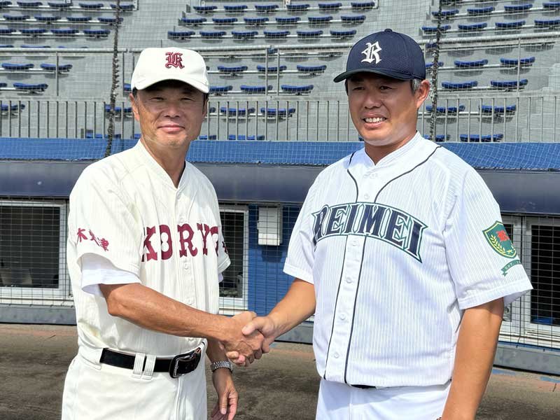握手を交わす拓大紅陵の坂巻監督（左）と千葉黎明の中野監督＝県総合ＳＣ