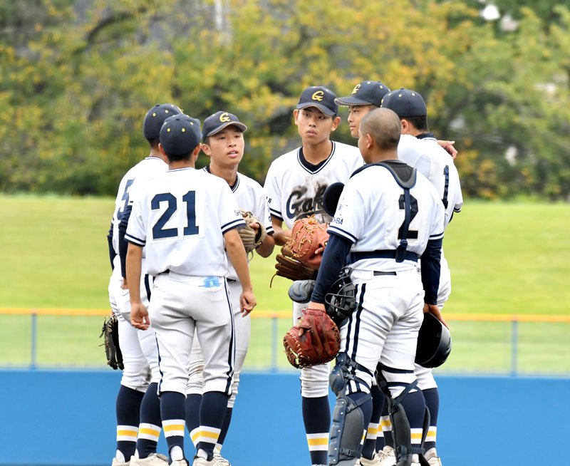 拓大紅陵─東京学館　４回裏、ピンチでマウンドに集まる東京学館の選手たち＝県総合ＳＣ
