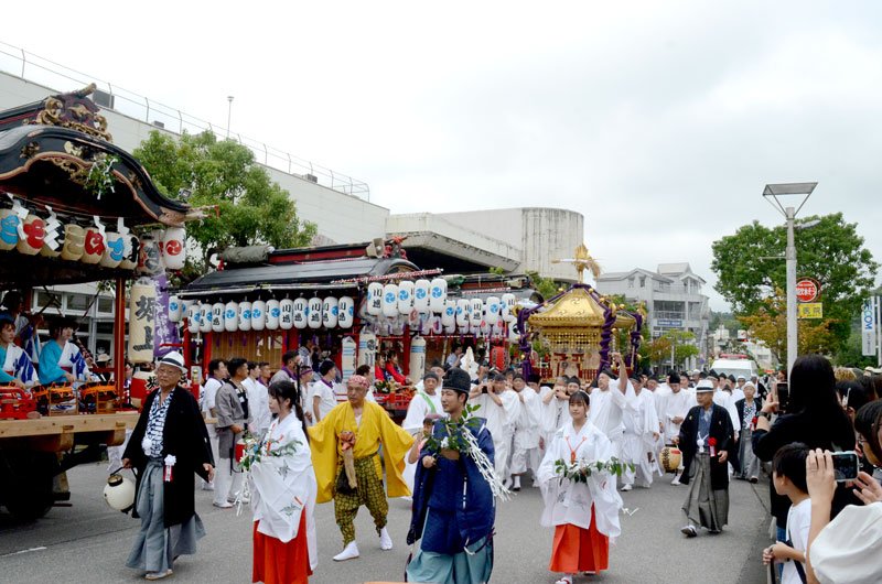 山車に屋形９地区華やぐ　１０年ぶり開催、住民沸く　東金・日吉神社連合祭典
