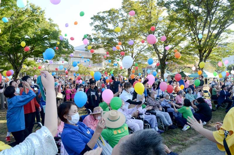 参加者が一斉に自然素材の風船を飛ばし、歓声を上げた＝１２日、東金市