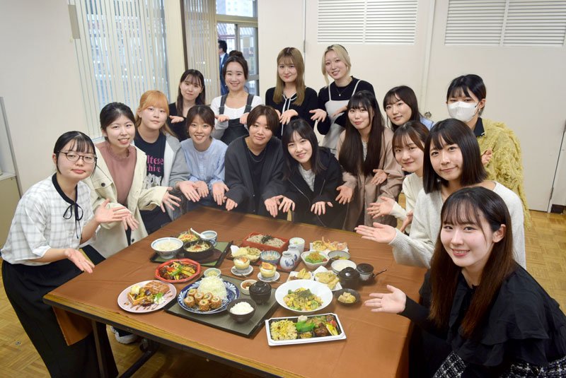 オリジナルメニューを紹介する和洋女子大の学生たち＝東武百貨店船橋店