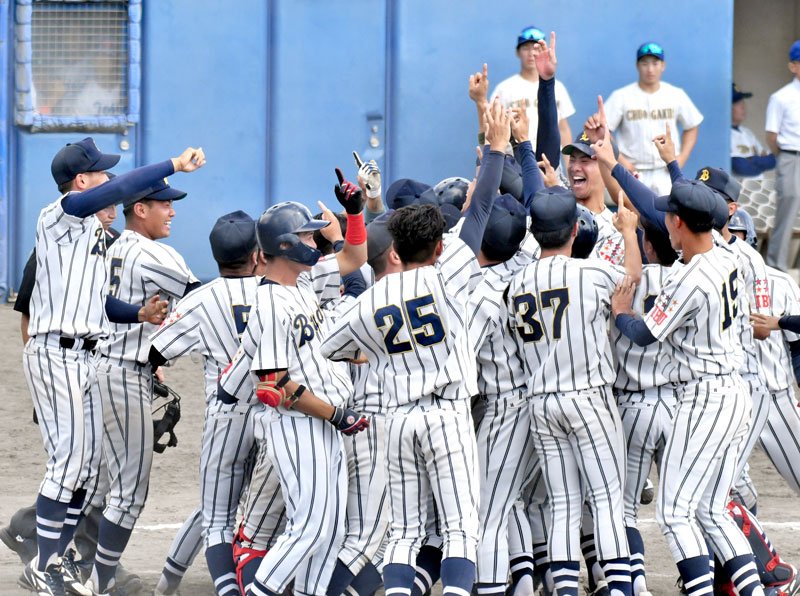 ２季ぶり４０度目の優勝を果たし、歓喜の輪をつくる武道大の選手たち＝１４日、長生の森