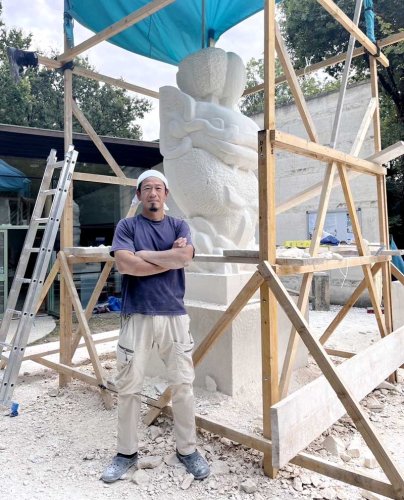 フランスに滞在し彫刻作品を制作中の伊藤さん（伊藤さん提供）