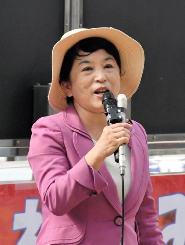 演説で支持を訴える社民党の福島党首＝１９日、柏市
