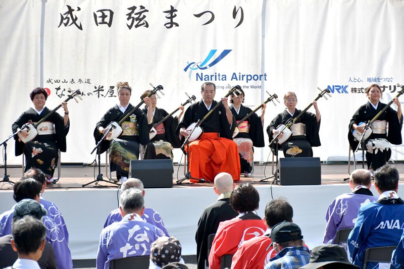 成田山新勝寺の境内や参道で行われる成田弦まつりの幕開けを飾る津軽三味線の演奏を披露した竜昇会＝１９日、成田市