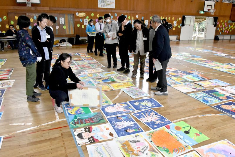 入選作品などを選んだ地区審査＝２１日、松戸市
