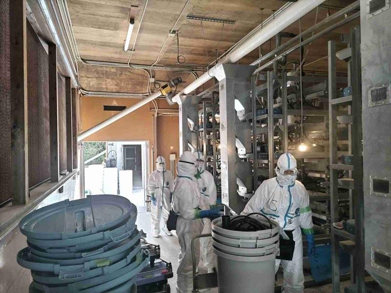 鳥インフルエンザの陽性が確認された養鶏場で防疫作業を行う県職員ら＝２３日、香取市（千葉県提供）
