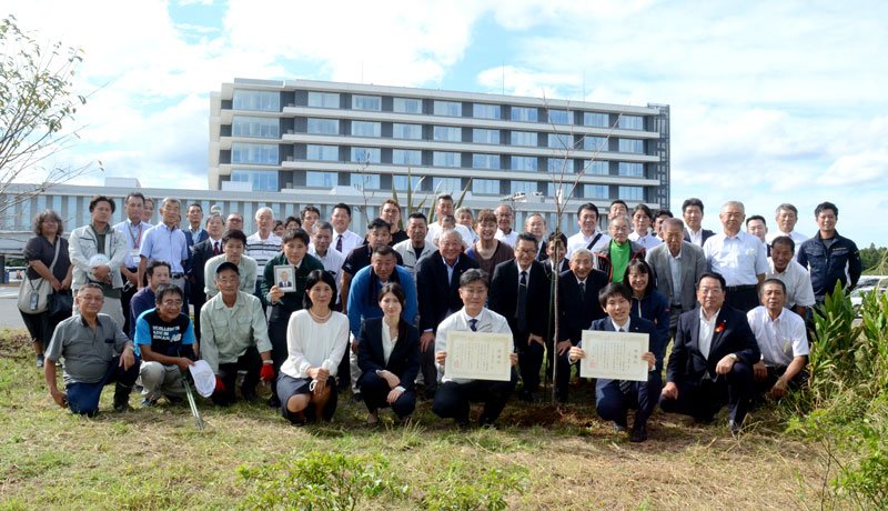 東千葉メディカルセンターで行われた植樹式の参加者ら＝東金市