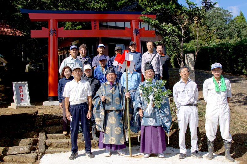 再建した鳥居の前で記念撮影する氏子ら＝大多喜町（提供写真）