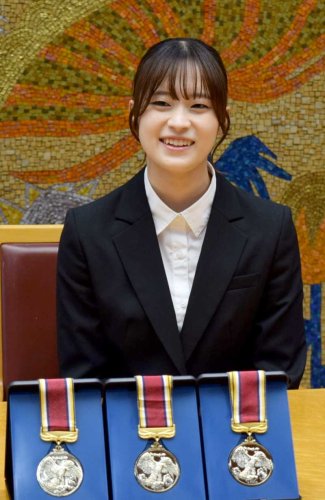 ソロ２種目とチーム１種目で金メダルを獲得した稲富さん＝船橋市役所