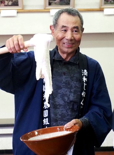 「清和のじねんじょ」の粘りをアピールする小堀組合長＝２４日、君津市