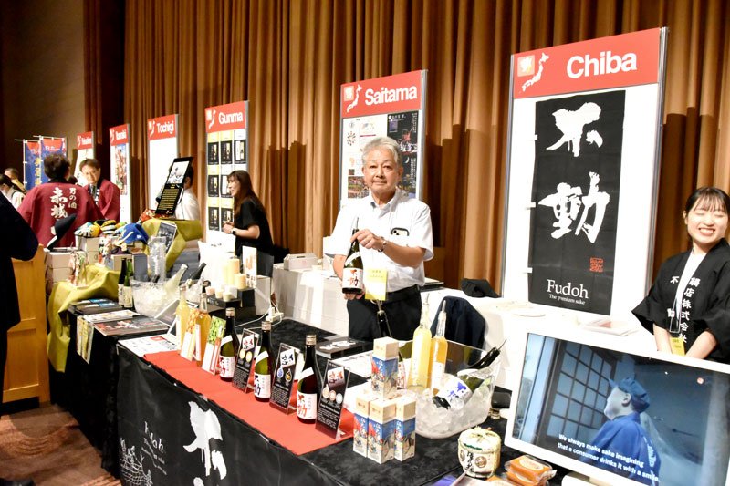 地酒を手に販路拡大へ意気込む大塚社長＝都内