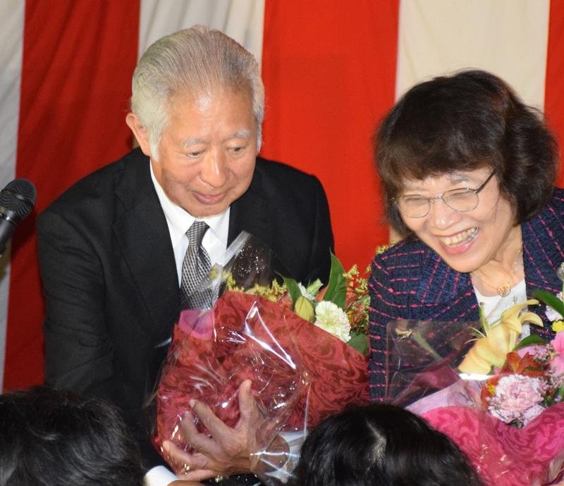 支援者から祝福の花束を受け取る森氏（左）＝２７日、茂原市
