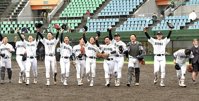 山梨学院を破り初の４強入りを決め、喜ぶ千葉黎明の選手たち＝２９日、サーティーフォー保土ケ谷球場