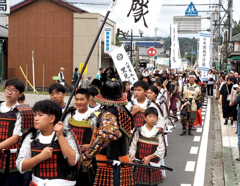 城下町を時代絵巻で彩った甲冑姿の武者行列＝君津市