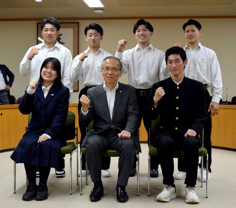 松戸市長（前列中央）に活動結果を報告した市船橋高校の生徒たち＝船橋市役所