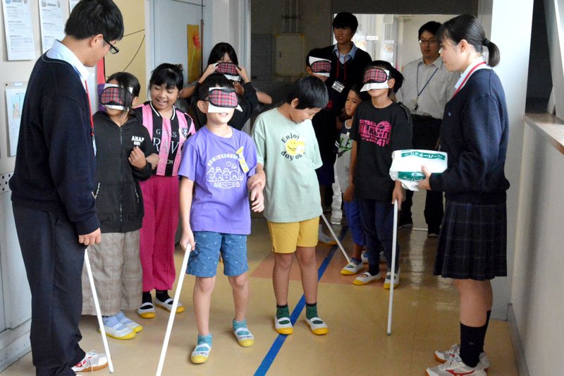 大原高の出前授業で白杖を使い、視覚障害のある人の体験をする大原小の児童ら＝いすみ市
