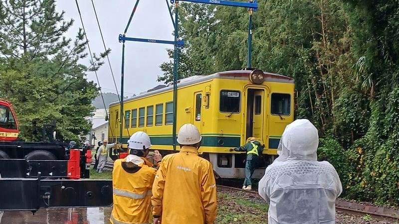 クレーン車で国吉駅方面に移された２両目の車両=９日午前１０時ごろ、いすみ市苅谷